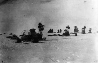 Amundsen's_expedition_at_the_South_Pole_-_LOC_3b17881u