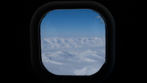 L'île d'Ellesmere à travers le hublot du Twin Otter. ©Bastien Ruols. All rights reserved.