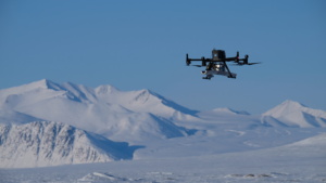 Le Master Blaster collectant des données inédites sur le dôme de glace de Ward Hunt, les montagnes de l'Île d'Ellesmere en arrière plan. ©Bastien Ruols. All rights reserved.
