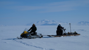 Aux manettes du système motoneige-géoradar d'Éliot. ©Bastien Ruols. All rights reserved.