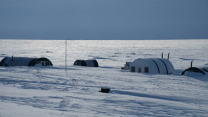 Le camp devant le dôme de glace : notre chemin vers la côte nord du dôme est visible. ©Bastien Ruols. All rights reserved.