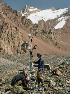 Glacier_surface_meteorological_station_installation