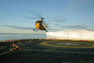 Hélicoptère en action près du glacier de Mertz. ©Parafilms/EPFL, Photographer: Noé Sardet, CC BY-NC-SA 4.0