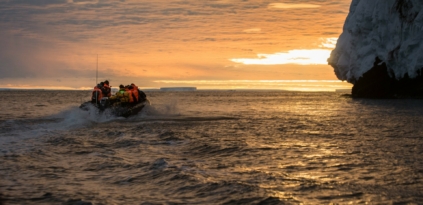 Zodiac-Boote der ACE Expedition transportieren Wissenschaftler zu Untersuchungsorten, Mount Siple, Antarktis. ©Parafilms/EPFL, Photographer: Noé Sardet, CC BY-NC-SA 4.0