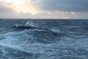 Des vagues de 9 mètres de haut ... Une mer agitée sur le chemin de l’île Marion au sud de l'océan Indien. ©Parafilms/EPFL, Photographer: Florian Brucker, CC BY-NC-SA 4.0
