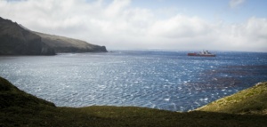 Le navire de recherche Akademik Treshnikov au large de l’île de la Possession, dans le sud de l'océan Indien. ©Parafilms/EPFL, Photographer: Florian Brucker, CC BY-NC-SA 4.0