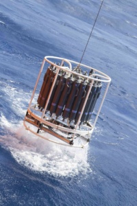 La rosace: un instrument pour prélever des échantillons d’eau à différentes profondeurs. ©Parafilms/EPFL, Photographer: Florian Brucker, CC BY-NC-SA 4.0