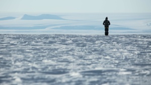 Sur le glacier de Mertz, Antarctique. ©Parafilms/EPFL, Photographer: Noé Sardet, CC BY-NC-SA 4.0