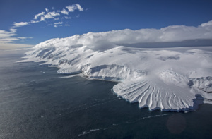 Vue aérienne sur les îles Balleny dans l’océan Austral. ©Parafilms/EPFL, Photographer: Noé Sardet, CC BY-NC-SA 4.0