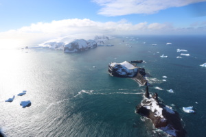 Vue aérienne sur les îles Balleny dans l’océan Austral. ©Parafilms/EPFL, Photographer: Noé Sardet, CC BY-NC-SA 4.0