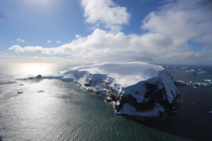 Vue aérienne sur les îles Balleny dans l’océan Austral. ©Parafilms/EPFL, Photographer: Noé Sardet, CC BY-NC-SA 4.0