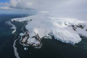Vue aérienne sur les îles Balleny dans l’océan Austral. ©Parafilms/EPFL, Photographer: Noé Sardet, CC BY-NC-SA 4.0