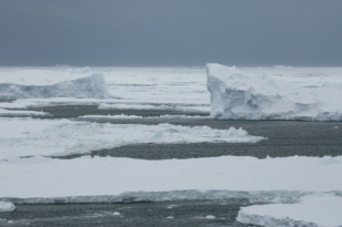 Icebergs sur le chemin du mont Siple, Antarctique. ©Parafilms/EPFL, Photographer: Noé Sardet, CC BY-NC-SA 4.0