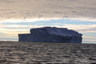 Iceberg sur le chemin du mont Siple, Antarctique. ©Parafilms/EPFL, Photographer: Noé Sardet, CC BY-NC-SA 4.0