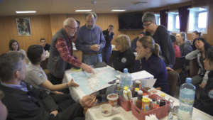 Les scientifiques planifiant leur prochain arrêt en Géorgie du Sud. ©Parafilms/EPFL, Photographer: Sharif Mirshak, CC BY-NC-SA 4.0