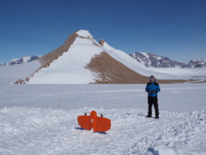 Préparatifs pour un vol de drone lors d’une belle journée en Antarctique. ©Martin Leitl. All rights reserved.